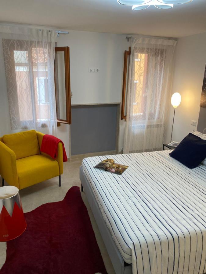Casabella Casa Indipendente Con Corte Ferienhaus *